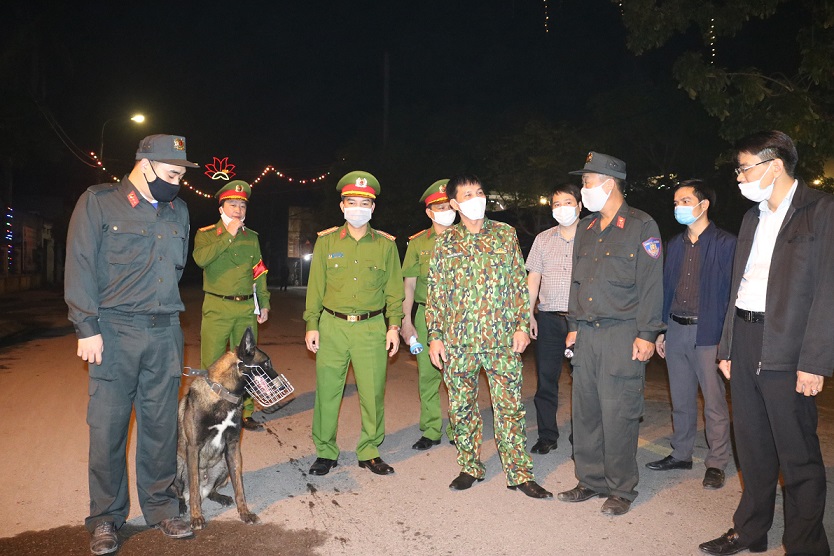 Lãnh đạo Ủy ban nhân dân thành phố kiểm tra các chốt tuần tra vũ trang sau 22h